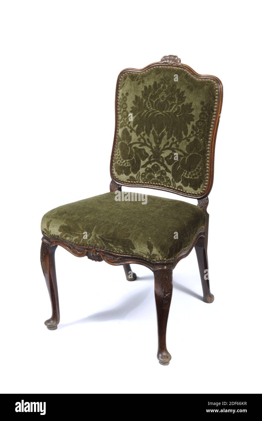 Anonimo, due sedie di legno Luigi XV imbottite in velluto verde d'Utrecht. Entrambe le sedie hanno una conchiglia come cresta, metà del 18 ° secolo Foto Stock