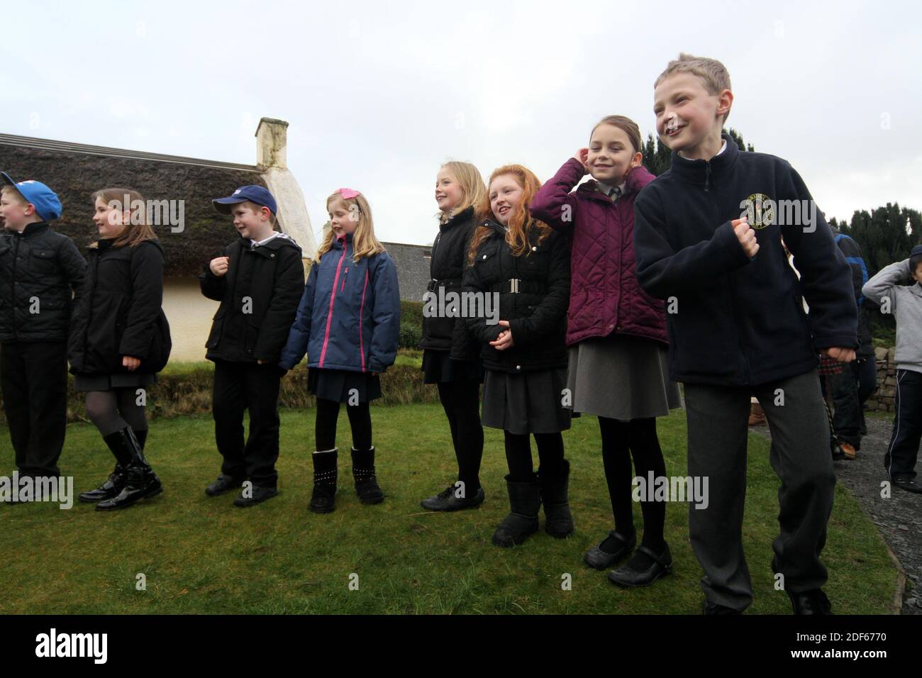 Alloway 1759 festeggiamenti per celebrare la nascita di Scotlands Natonal Bard, Robert Burns, gli eventi si sono svolte al suo luogo di nascita Burn Cottage, Alloway, Ayrshire, Scozia, Regno Unito 26 gennaio 2014th storia raccontare tour, haggis lancio, tubo band.Local scuola bambini recitare Burns Poesia Foto Stock