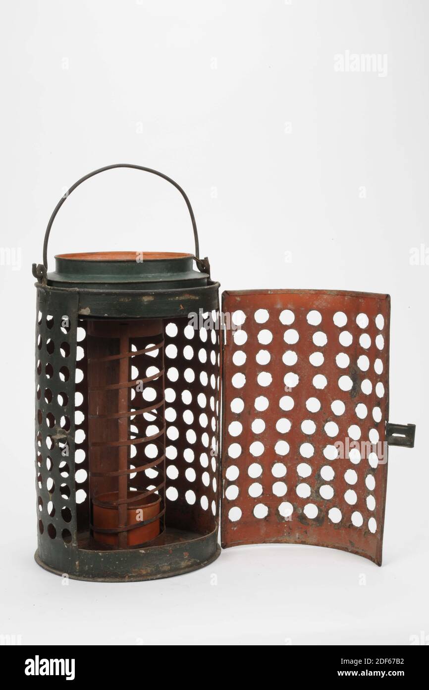 lanterna, Anonimo, prima metà del XIX secolo, totale: 45.8 x 21.5cm (458 x 215mm), 2728 A: 34.7 x 21.5cm (347 x 215mm), 2728 B: 6.4 x 19.6cm (64 x 196mm), 2728 C: 6 x 7.8cm (60 x 78mm), 2728 D: 31.3 x 9,1 cm (313 x 91 mm), lanterna cilindrica in lamiera di ferro, verniciata di rosso all'interno e all'esterno verde. La lanterna ha un fondo piatto e una parete verticale, aperta con una maniglia semicircolare in alto. Su un lato una porta incernierata con chiusura a labbro. All'interno è presente un piccolo portacandele cilindrico, sul quale è chiuso un cilindro di apertura su un lato. Il tutto è coperto da un coperchio che cade nel Foto Stock