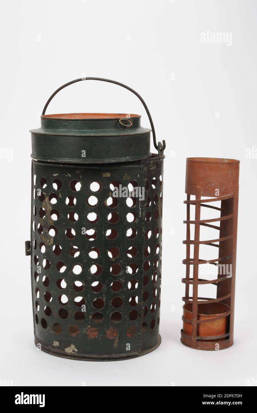 lanterna, Anonimo, prima metà del XIX secolo, totale: 45.8 x 21.5cm (458 x 215mm), 2728 A: 34.7 x 21.5cm (347 x 215mm), 2728 B: 6.4 x 19.6cm (64 x 196mm), 2728 C: 6 x 7.8cm (60 x 78mm), 2728 D: 31.3 x 9,1 cm (313 x 91 mm), lanterna cilindrica in lamiera di ferro, verniciata di rosso all'interno e all'esterno verde. La lanterna ha un fondo piatto e una parete verticale, aperta con una maniglia semicircolare in alto. Su un lato una porta incernierata con chiusura a labbro. All'interno è presente un piccolo portacandele cilindrico, sul quale è chiuso un cilindro di apertura su un lato. Il tutto è coperto da un coperchio che cade nel Foto Stock