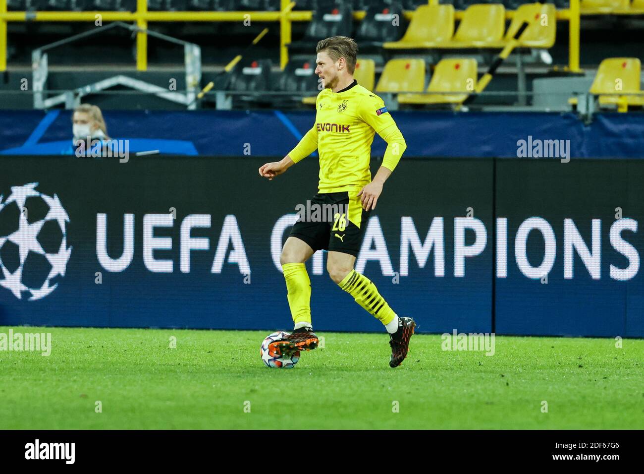 Dortmund, Signal-Iduna-Park, 02.12.20: Lukasz Piszczek (Dortmund) am Ball im Championsleague Spiel Borussia Dortmund vs Lazio Rom. Foto Stock