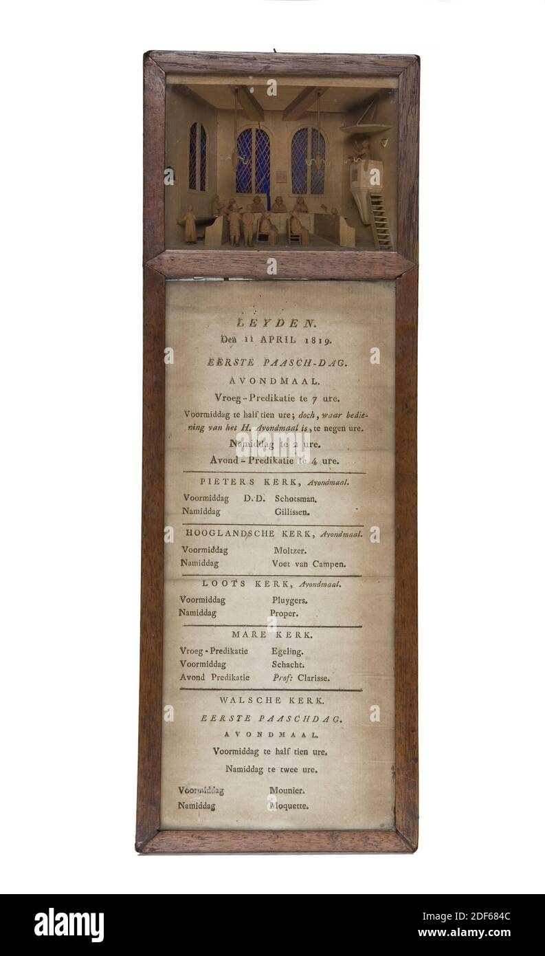 Cornelis Bavelaar il più giovane, c.. 1815, legno, vetro, noce, intagliato, Generale: 36 x 12.2 x 4,5 cm (360 x 122 mm), con occhio di sospensione: 38.4 x 12.2 x 4,5 cm (384 x 122 x 45 mm), chiesa, servizio della chiesa, interno, armadio in noce per elenco di predicazione con un elenco di predicazione in fondo. In cima un bavarese con una rappresentazione in legno intagliato di un interno della chiesa in cui si svolge un servizio di chiesa protestante. L'elenco fornisce una panoramica degli eventi di predicazione che si sono svolti il 11 aprile 1819 (Lunedì di Pasqua) in varie chiese di Leida, 1895 Foto Stock