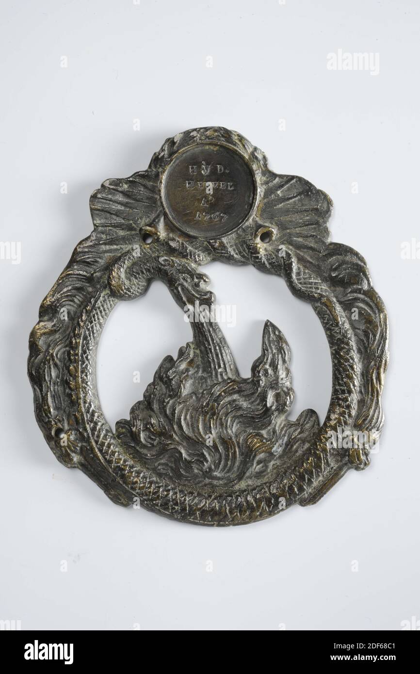 Placca, Anonimo, 1767, lastra di bronzo di apertura da un spruzzatore di fuoco. Sulla piastra in rilievo è raffigurazione di un tubo flessibile che sputerà acqua sulle fiamme. Il serpente forma un cerchio e su entrambi i lati ci sono due torce. Sopra il serpente inciso in un cerchio circondato da raggi: H. v.d. Hill Ao 1767, Generale: 12.5 x 11.2 x 0.4cm 125 x 112 x 4mm, peso: 245.7g Foto Stock