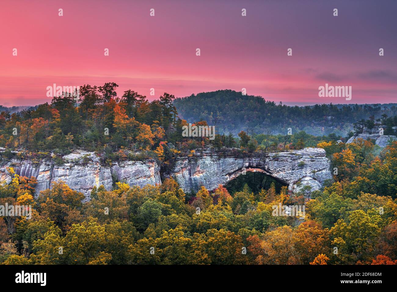 Daniel Boone National Forest, Kentucky, USA al Natural Arch al tramonto in autunno. Foto Stock