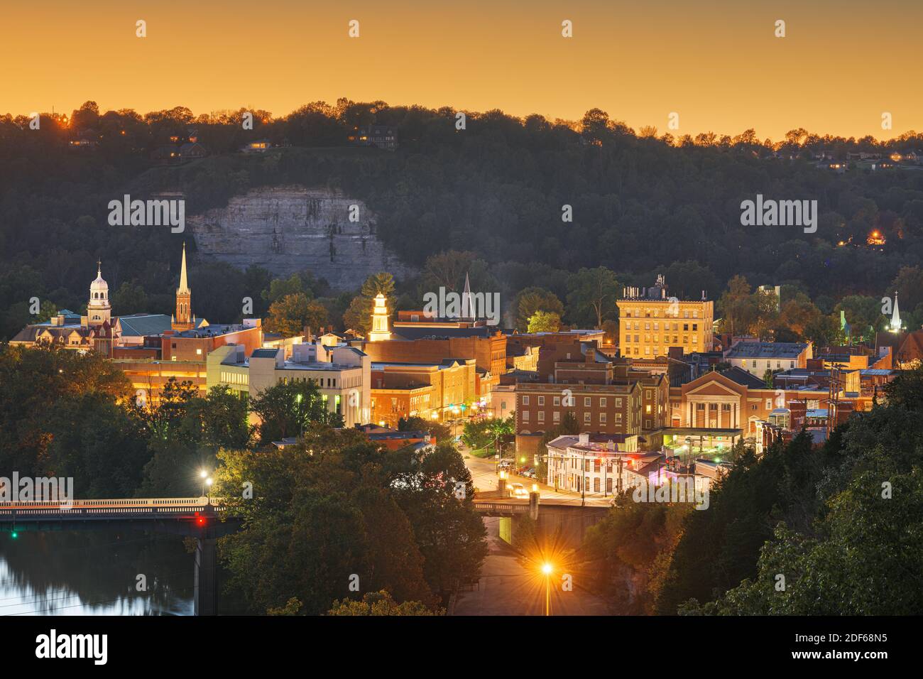 Francoforte, Kentucky, Stati Uniti d'America lo skyline della città sul fiume Kentucky al crepuscolo. Foto Stock