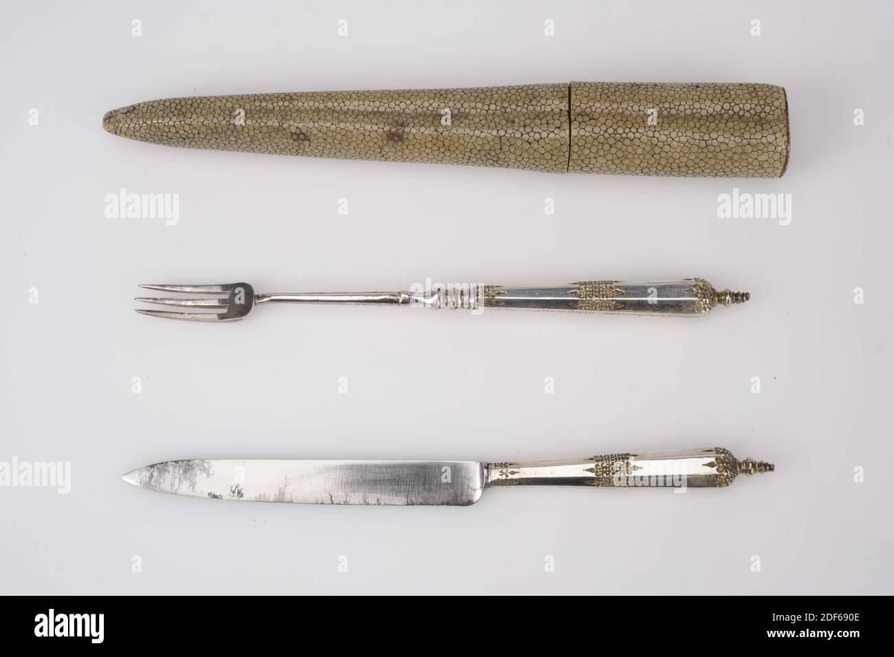 Anonimo, ca.1660, ferro, argento, coltello: 18.9 x 2.7 x 2cm (189 x 27 x 20mm), forcella: 17.1 x 1.2 x 1.1cm (171 x 12 x 11mm), guaina: 16.7 x 1.1 x 1cm (167 x 11 x 10mm), set di sei candelabri su base quadrata arcuata. Estensibile Foto Stock