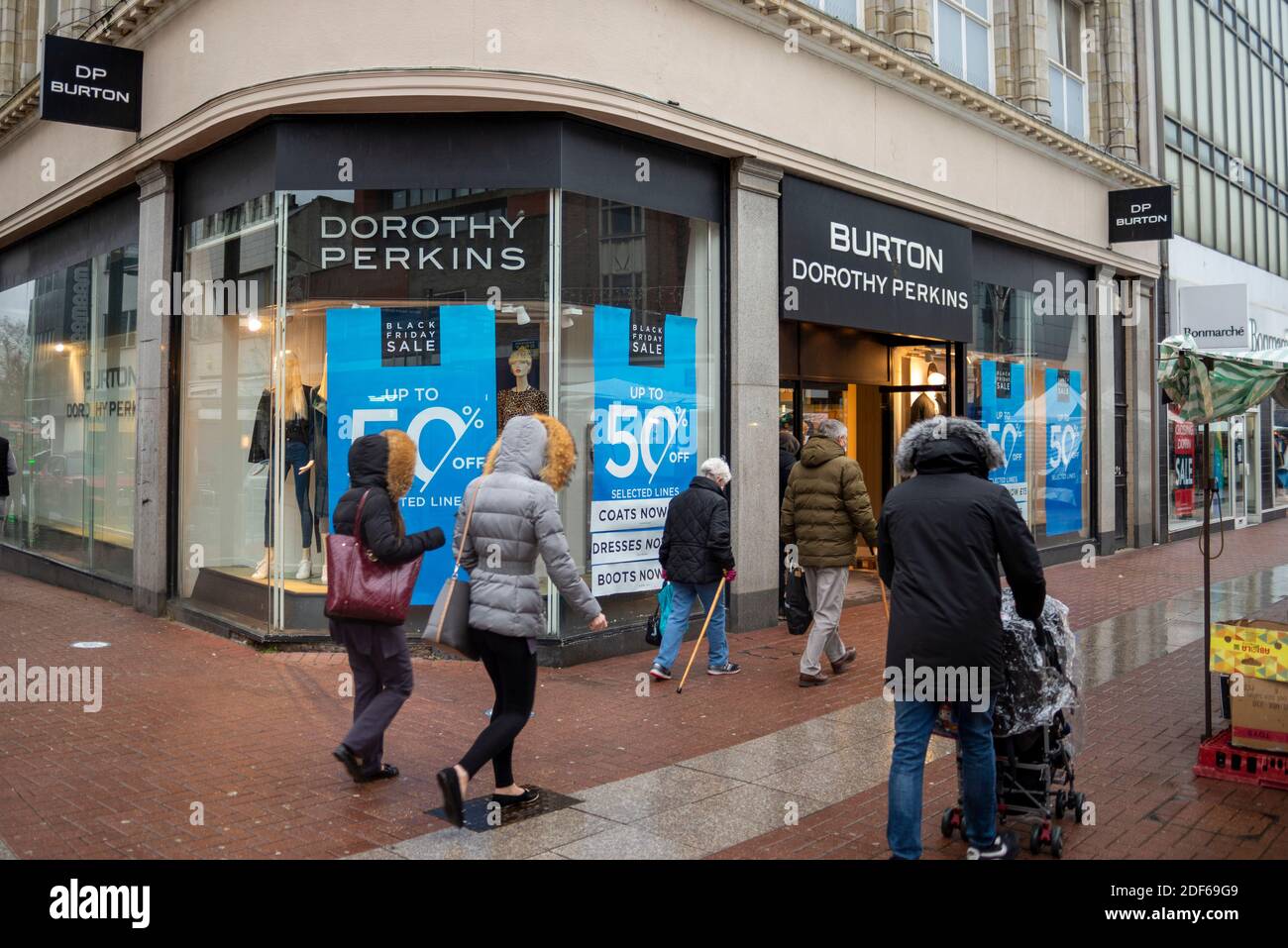 High Street, Southend on Sea, Essex, Regno Unito. 3 dicembre 2020. Nonostante il freddo e il clima umido, i clienti sono fuori in High Street a Southend on Sea, tra cui la visita ai Troubled Arcadia Group di proprietà di Burton, Dorothy Perkins negozi. L'High Street ha già perso molti dei suoi negozi Foto Stock