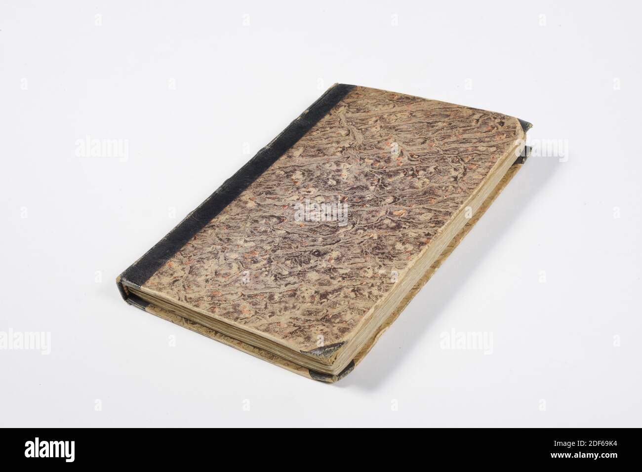 Libro, Thomas Aquinas autore, 15 ° secolo, inchiostro, cartone, carta, Generale: 21.7 x 14.8 x 1,8cm 217 x 148 x 18mm, libro intitolato De Humanitate Christi, scritto da Thomas Aquinas. Il libro, che è legato, contiene una copertina con un motivo di marmo e angoli rinforzati. Sul retro si trova S. Tommaso l'Humanit Christi con decorazione dorata e Leyden sul fondo. L'interno è composto da pagine non numerate con solo testo latino, in lettere nere con accenti rossi. Nella prima pagina, Incipit Tractactus beati Thome de Aquino te humanitate Christi è in cima Foto Stock