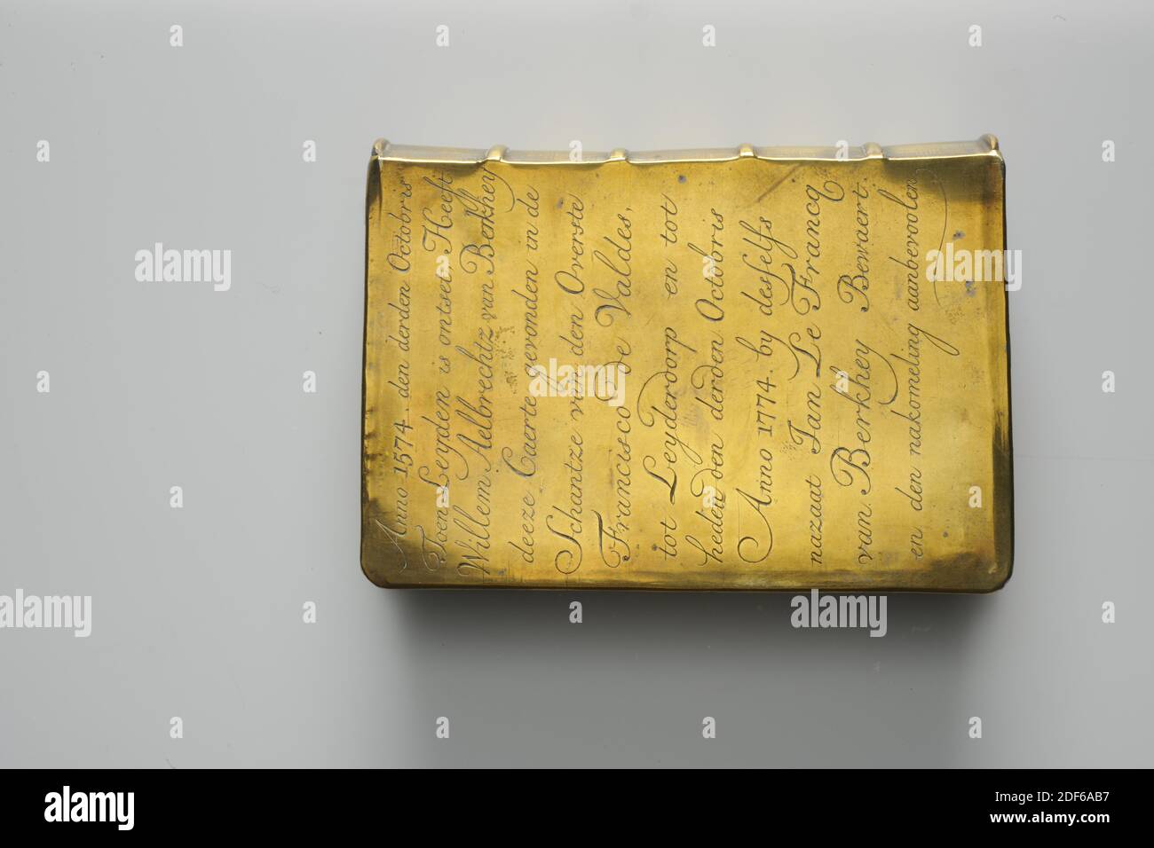 Box, Anonimo, 1774, Generale: 2.5 x 7.6 x 10.8cm 25 x 76 x 108mm, cresta di famiglia, scatola di Ottone per memorizzare le carte da gioco sotto forma di libro. Lo stemma di famiglia di Willem Aelbrechtsz è inciso sulla parte anteriore incernierata. Van Berkhey con il suo nome sotto. Sul retro l'iscrizione a dodici righe: Anno 1574, il terzo octobris. Quando Leijden è stato rilasciato, Willem Aelbrechtsz. Van Berkhey trovato questo Caerte nello Schantze van de Superior Francisco de Valdez, a Leijderdorp e fino ad ora il terzo octobris anno 1774 da Jan le Francq van Berkheij Bewaert e il discendente raccomandato. Foto Stock