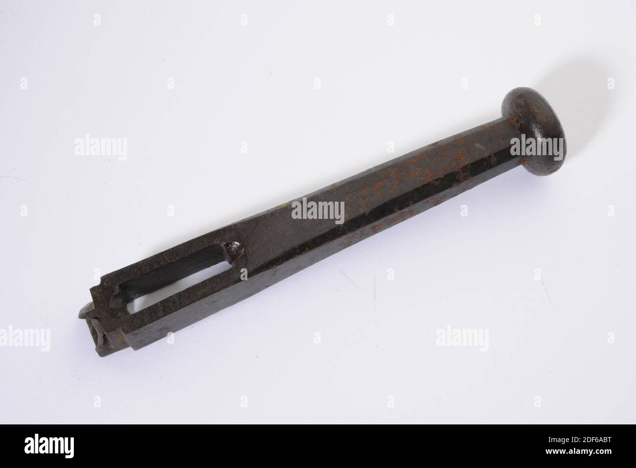 Punzone tessile, Anonimo, XVII o XVIII secolo, forgiato, punzone in ferro a forma triangolare per prendere e testare il foglio. Il campione è stato quindi incollato nel campionario con il nome del richiedente. Il punzone ha una forma rettangolare allungata con una cavità a forma di fessura sul fondo che termina nel punzone triangolare. Nella parte superiore è presente un pulsante, Generale: 13.8 x 2.6 x 2,4 cm 138 x 26 x 24 mm Foto Stock
