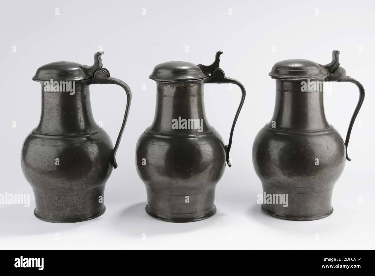 Anonimo, 17 ° secolo, set di tre brocche di vino in lattina con un coperchio a cupola, 1893 Foto Stock