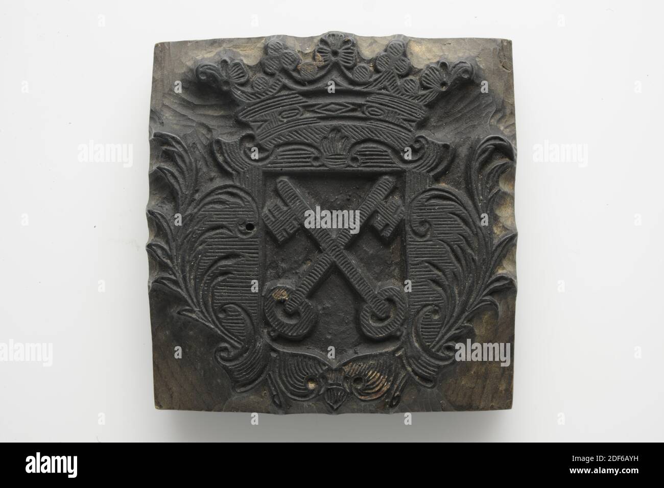 Blocco di stampa, Anonimo, prima del 1818, taglio, Generale: 6.9 x 6.7 x 2,2cm 69 x 67 x 22mm, blocco di stampa in legno raffigurante lo stemma coronato di Leida. Lo stemma è decorato a sinistra e a destra con rami ricci, stemma cittadino Foto Stock