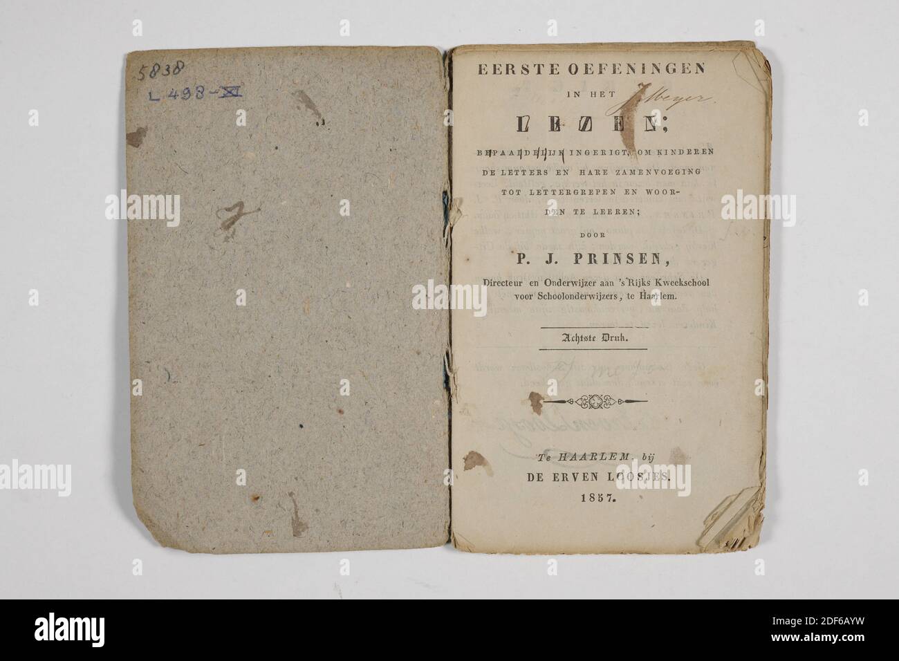 Libro, P.J. Prinsen autore, 1857, Generale: 15.8 x 9.8 x 0.4cm 158 x 98 x 4mm, libro cartaceo per bambini con titolo PRIMI ESERCIZI IN LETTURA; specificamente progettato per insegnare ai bambini le lettere e la loro combinazione in sillabe e parole; di P.J. PRINSEN, Direttore e insegnante presso il Rijks Kweekschool voor School Teachers, a Haarlem. Ottava edizione. A Haarlem, a De Erven Loosjes. 1857. 32 pagine, illustrate con stampe, di cui la prima pagina è colorata a mano. Scrivere le note nell'opuscolo. Scritto sulla pagina del titolo dell'inchiostro: J. Meijer, 1953 Foto Stock