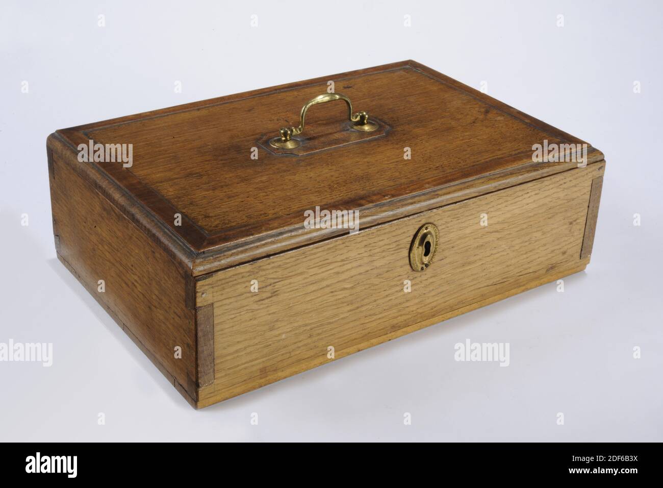 Scatola, Anonimo, ultimo quarto del 18 ° secolo, rovere, ottone, scatola: 11.1 x 22.8 x 13.5cm 111 x 228 x 135mm, chiave: 1.8 x 4.2 x 0.4cm 18 x 42 x 4mm, rettangolare in rovere con un manico di rame giallo che è avvitato al coperchio. Il coperchio è dotato di un telaio rotondo con un pannello intarsiato. Il coperchio è fissato alla scatola mediante due cerniere in ottone. La scatola viene assemblata utilizzando una Falegnameria a coda di rondine aperta. La piastra di bloccaggio ovale in ottone contiene motivi a palmo. Presumibilmente con la chiave di accompagnamento, 1937 Foto Stock