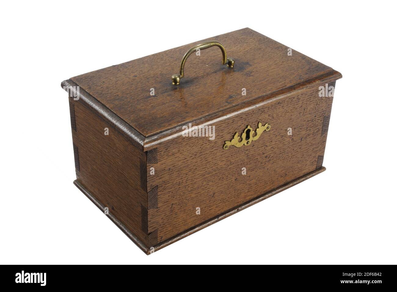 Scatola, Anonimo, ultimo quarto del 18 ° secolo, rovere, ottone, scatola: 11.1 x 22.8 x 13.5cm 111 x 228 x 135mm, chiave: 1.8 x 4.2 x 0.4cm 18 x 42 x 4mm, rettangolare in rovere con un manico di rame giallo che è avvitato al coperchio. Il coperchio è dotato di un telaio rotondo con un pannello intarsiato. Il coperchio è fissato alla scatola mediante due cerniere in ottone. La scatola viene assemblata utilizzando una Falegnameria a coda di rondine aperta. La piastra di bloccaggio ovale in ottone contiene motivi a palmo. Presumibilmente con la chiave di accompagnamento, 1937 Foto Stock