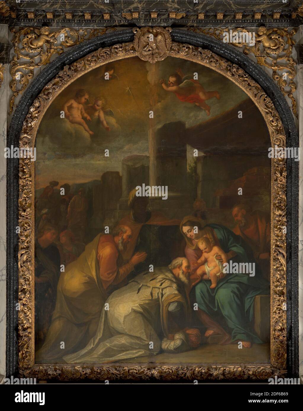 Pittura, Willem van Ingen, fine XVII o inizio XVIII secolo, facciata Signature, centro, su una base a colonna: [...] van Ingen [...], tela, dipinto ad olio, dipinto, dimensioni complessive secondo il catalogo 1983: 285 × 217cm 2850 × 2170mm, paesaggio, re, rappresentazione biblica, giuseppe, maria, cristo, piombo, Pittura con rappresentazione biblica: l'adorazione dei re. In un paesaggio con colonne, Maria è leggermente girata a sinistra e inclinata in avanti, con Cristo in grembo. Indossa un abito blu con un mantello marrone. Joseph sta a destra dietro di lei. Al centro in primo piano Foto Stock