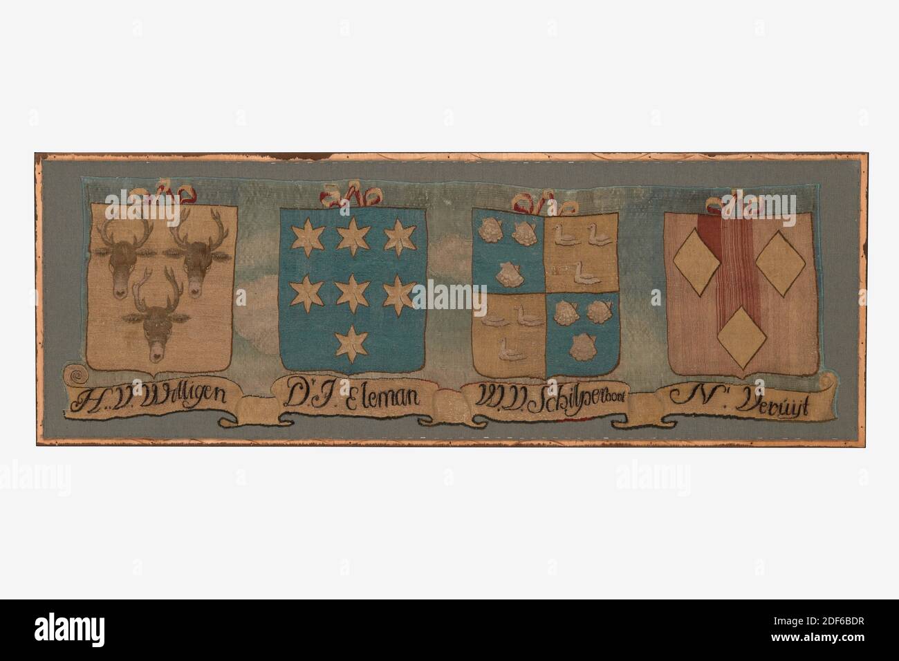 1668, legno, vetro, lana, Generale: 47 × 150cm 470 × 1500mm, con telaio: 61.2 × 168.2 × 3,2cm 612 × 1682 × 32mm, cresta di famiglia, frammento incorniciato di un arazzo raffigurante quattro braccia di sindaci di Leiden nel 1667: H. van Willigen, Dr. J. Eleman, W. van Schilperoort e N.I. Verruyt. Sotto ogni stemma un banderolo mostra il nome del rispettivo sindaco; questa band continua sotto tutte le armi. Le armi sono tessute su uno sfondo azzurro-verde chiaro. L'arazzo è in una cornice di legno dorato con bordo interno verniciato di nero ed è dietro il vetro Foto Stock
