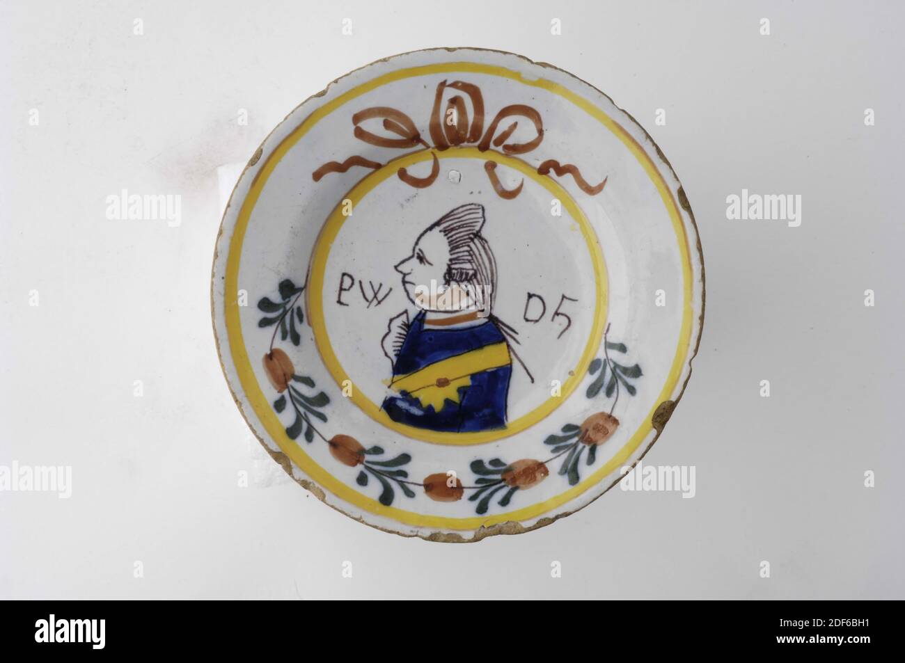 Piatto commemorativo, Anonimo, ultimo quarto del 18 ° secolo, smalto, terracotta, Generale: 2.2 x 13cm 22 x 130mm, lastra commemorativa di terracotta Delft con il ritratto del principe Willem V. a sinistra e a destra del principe le lettere: PW D5 la piastra è verniciata in rosso, verde, arancione e giallo fogliame. Non contrassegnato e con un foro di sospensione nell'anello del supporto, mela arancione Foto Stock