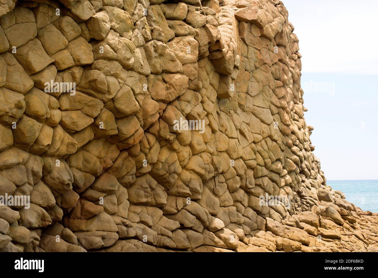 L'andesite è una roccia vulcanica o estrusiva con struttura afanitica o porfiritica. È una roccia intermedia tra basalto e dacite. Colonnare Foto Stock