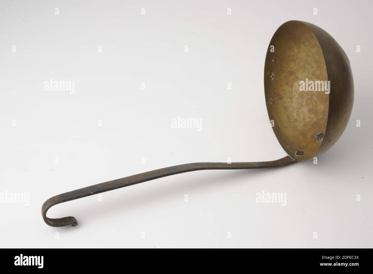 Zuppa, Anonimo, XVIII secolo, rame, ferro, ottone, rivettato, Generale: 35 x 15.7 x 17cm (350 x 157 x 170mm), mestolo in ottone con manico in ferro. Lo stelo è rivettato sulla sfera semicircolare di ottone con chiodi di rame. L'estremità dello stelo è semicircolare, 1889 Foto Stock