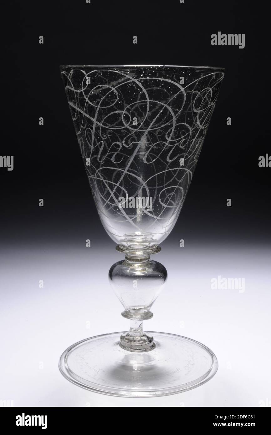 Vaso in vetro, 1684, tutto intorno anima: Willem van Heemskerk e AET 71 9 / p Ao 1684 in Leiden, Generale: 18 x 9.7 cm 180 x 97 mm, vaso in vetro colorato con molte bolle d'aria. Il vasetto ha una base ugualmente inclinata con bordo ripiegato. Stelo cavo a forma di baluster con anello per piede e collare sopra e sotto il baluster. Inciso con grandi lettere ricci sulla parete del calice: L'amore si lega perfettamente. E piccolo, sul fondo del piede: Houwelijk Huyraed. Per la FC. Lucas van Rijp e Margareta Flamen, legalmente uniti il 25 gennaio anno 1684. Intorno all'anima la firma di Willem van Heemskerk e AET 71 Foto Stock
