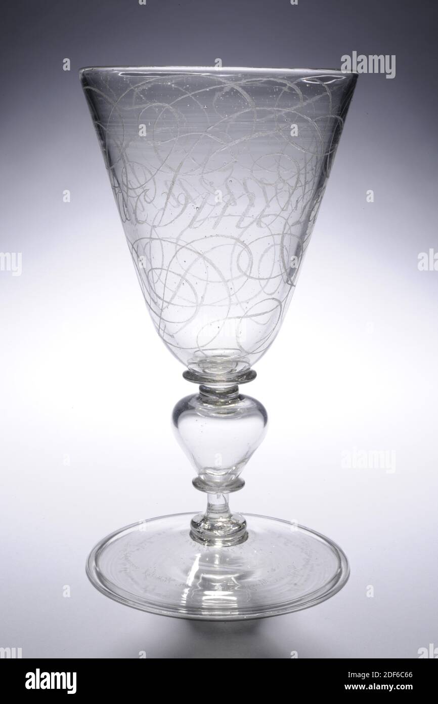 Vaso in vetro, 1684, tutto intorno anima: Willem van Heemskerk e AET 71 9 / p Ao 1684 in Leiden, Generale: 18 x 9.7 cm 180 x 97 mm, vaso in vetro colorato con molte bolle d'aria. Il vasetto ha una base ugualmente inclinata con bordo ripiegato. Stelo cavo a forma di baluster con anello per piede e collare sopra e sotto il baluster. Inciso con grandi lettere ricci sulla parete del calice: L'amore si lega perfettamente. E piccolo, sul fondo del piede: Houwelijk Huyraed. Per la FC. Lucas van Rijp e Margareta Flamen, legalmente uniti il 25 gennaio anno 1684. Intorno all'anima la firma di Willem van Heemskerk e AET 71 Foto Stock