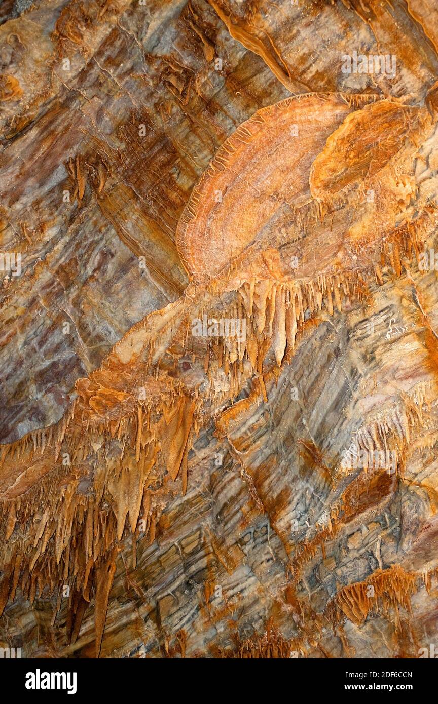 Abisso gigante di Cabrespine. Grotta con stalattiti. Aude, Francia. Foto Stock