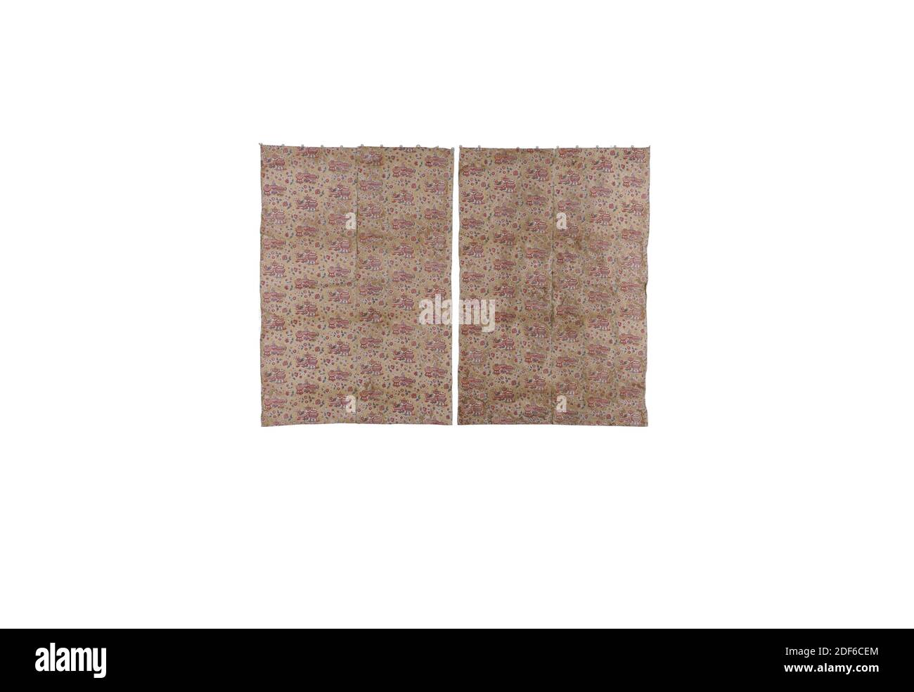 Tenda, Anonimo, c.. 1800, cotone, metallo, stampato, due tende di cotone. Il cotone è stampato con motivi a vaso e fiori in rosso, blu, verde, viola e giallo su sfondo bianco/beige. Ogni tenda è composta da due strisce cucite insieme, la cui cucitura è strappata a metà. Undici anelli di metallo di diverse dimensioni sono fissati alla parte superiore di entrambe le tende. Orlo largo sul retro, per tenda: 187 x 128 cm Foto Stock