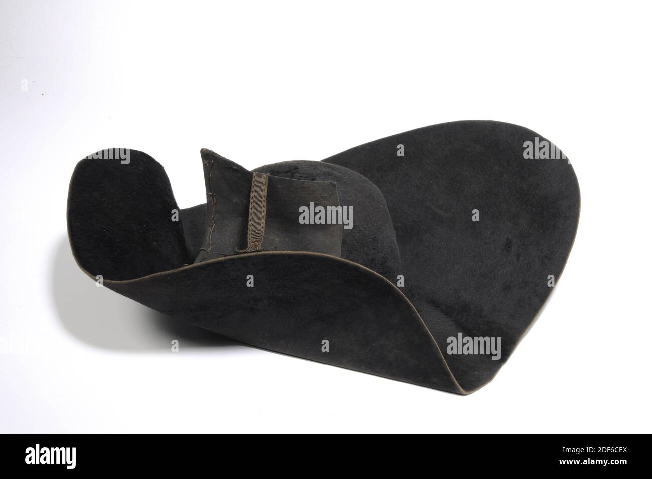 Cuciture, Hendk Visser, 1830, pelle, seta, feltro, carta, cucita, Generale: 16 x 44 x 55,5 cm (160 x 440 x 555 mm), Stitch indossato dal Comandante dei Guardiani nel 1830. Il punto contiene tre lati ed è fatto di feltro duro nero. Nella parte anteriore sinistra un anello di nastro di seta pende sul bordo. Il tubo interno è realizzato in pelle. La sfera è rivestita di seta molto sottile. Sul fondo si trova un'etichetta di carta IN 't HOEDENMAGAZIJN at HENDK. PESCATORE, produce e vende tutti i tipi di cappelli, grandi e piccoli. Sul Langebrug, all'angolo del Diefsteeg, a LEYDEN. Sotto che è scritto su un'etichetta P. du Rieu Foto Stock