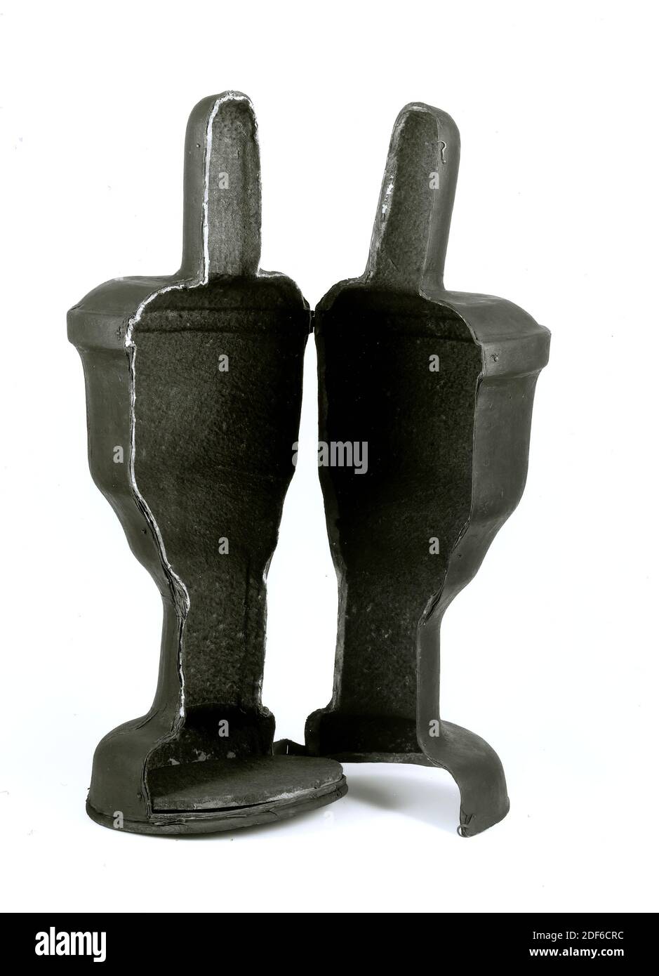 Coppa di Elisabeth van Bohemen, Hans Coenraet Breghtel, 1641, sotto la coppa: HCBrechtel.fec.1641 [di cui le lettere HCB in una], cuoio, oro, argento, Generale: 79 x 29.2cm 790 x 292mm, delfino, allegoria , scimmia, amor, donna, stemma segno, uccello, venere, uomo, bambino, targa in rame con un'allegoria della situazione politica e religiosa nei Paesi Bassi intorno al 1619. Un mostro con sette teste, probabilmente un simbolo del partito arminiano, cerca di vedere attraverso il fascio di frecce della Repubblica. Tuttavia, il mostro è trattenuto da Willem Lodewijk, stadtholder di Foto Stock