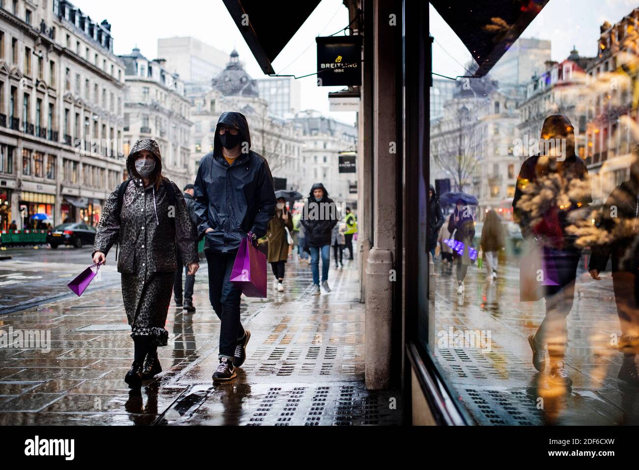 Gli acquirenti indossano maschere a Regent Street, Londra, dopo la fine del secondo blocco nazionale e l'Inghilterra ha un sistema rafforzato di restrizioni del coronavirus. Foto Stock
