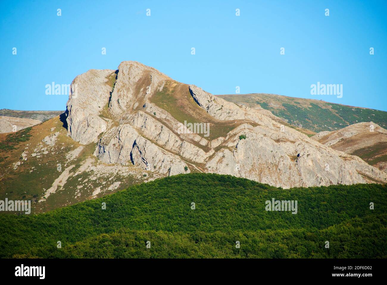 Rilievo invertito o topografia invertita con piegatura sinclinale. Cordillera Cantabrica, Valle de Redondo, Palencia, Castilla y Leon, Spagna. Foto Stock