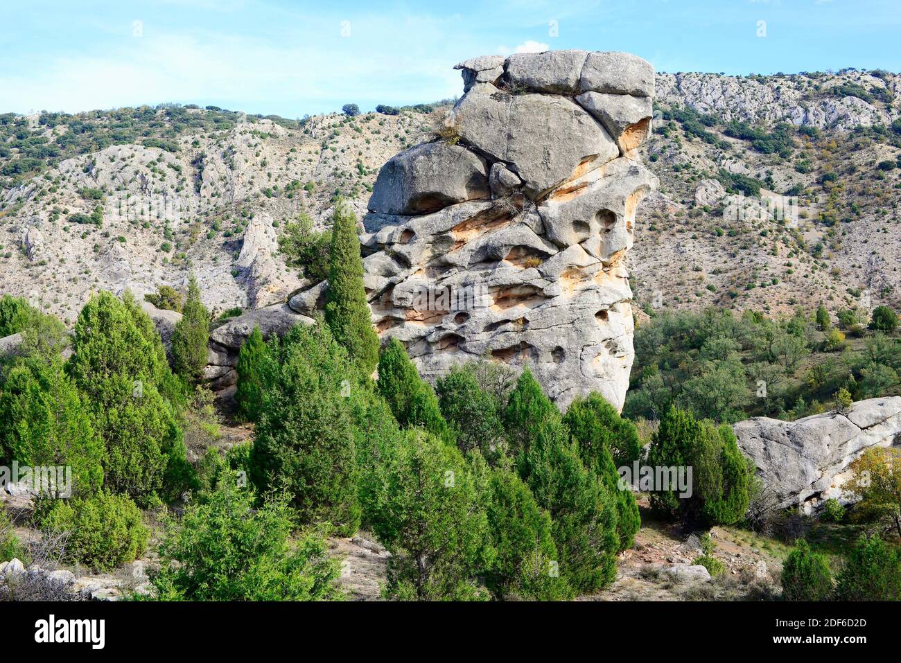 Tafoni in arenaria; i tafoni sono piccole cavità formate nelle rocce per l'erosione degli agenti atmosferici o differenziali. Miravete de la Sierra, Teruel, Aragona, Foto Stock