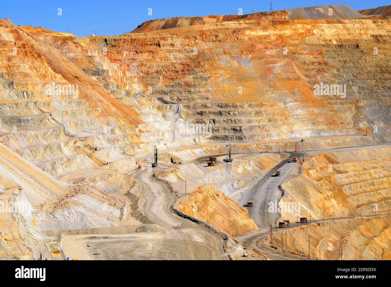 La miniera di rame di Bingham Canyon o Kennecott Copper Mine è il più grande scavo artificiale del mondo. Oquirrh Mountains, Salt Lake City, Utah, Stati Uniti. Foto Stock