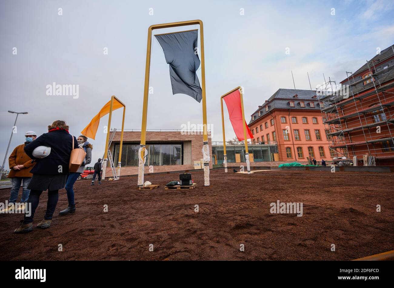 Magonza, Germania. 03 dic 2020. Le bandiere delle opere d'arte "tre colori" si sfolano nel vento nel cantiere del parlamento. Di fronte al cantiere è stata effettuata una prova per valutare l'effetto reale dell'opera d'arte. Il disegno di un artista berlinese intitolato "tre colori" è stato scelto a larga maggioranza come vincitore del concorso "Arte sul cantiere". L'opera d'arte si basa sul Festival di Hambach. Credit: Andreas Arnold/dpa/Alamy Live News Foto Stock