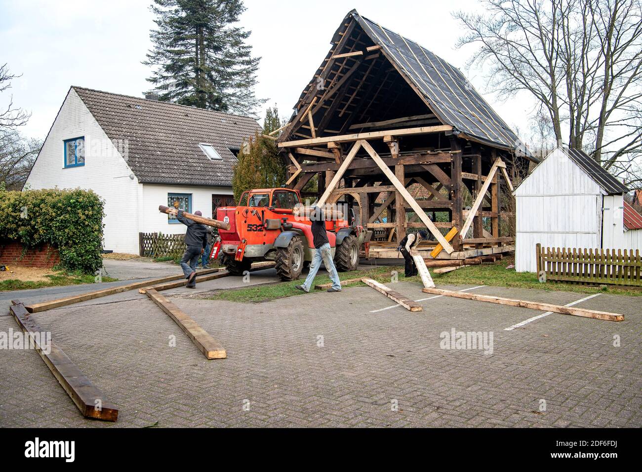 Martfeld, Germania. 03 dic 2020. Una casa di quasi 500 anni a graticcio è rotolata su una strada. La casa del pastore dal 1535 sarà spostata utilizzando un'antica tecnica che non viene utilizzata oggi: Verrà arrotolata 140 metri in una nuova posizione su tronchi posti sotto. Credit: Sina Schuldt/dpa/Alamy Live News Foto Stock