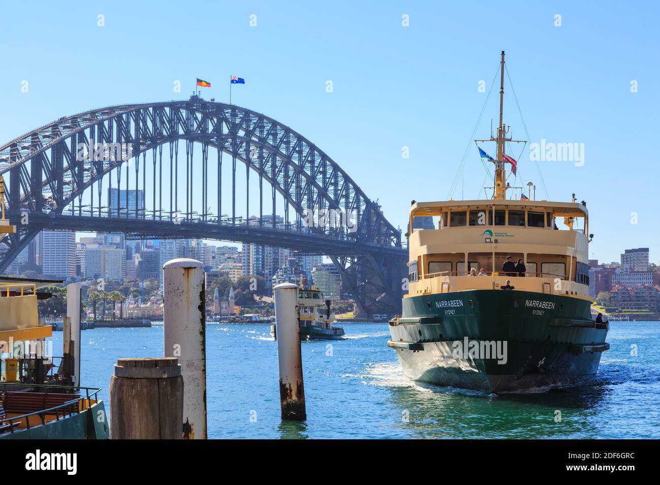 Il Sydney Harbour Bridge, Australia, con il traghetto passeggeri "Narrabeen" in primo piano Foto Stock