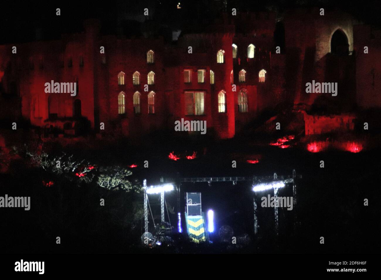 Sono una celebrità mi ottenga fuori di qui il castello di Gwrych in Abergele il Galles del Nord è tutto illuminato in su di notte in multi colori accreditamento: Mike Clarke / Alamy in tensione News Foto Stock