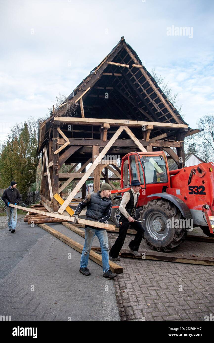 Martfeld, Germania. 03 dic 2020. Una casa di quasi 500 anni a graticcio è rotolata su una strada. La casa del pastore dal 1535 sarà spostata utilizzando un'antica tecnica che non viene utilizzata oggi: Verrà arrotolata 140 metri in una nuova posizione su tronchi posti sotto. Credit: Sina Schuldt/dpa/Alamy Live News Foto Stock