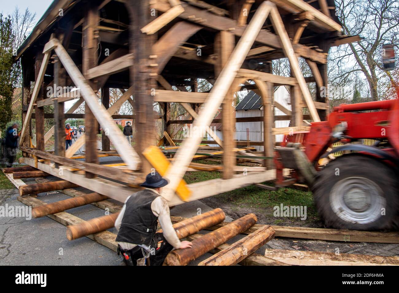 Martfeld, Germania. 03 dic 2020. Una casa di quasi 500 anni a graticcio è rotolata su una strada. La casa del pastore dal 1535 sarà spostata utilizzando un'antica tecnica che non viene utilizzata oggi: Verrà arrotolata 140 metri in una nuova posizione su tronchi posti sotto. Credit: Sina Schuldt/dpa/Alamy Live News Foto Stock