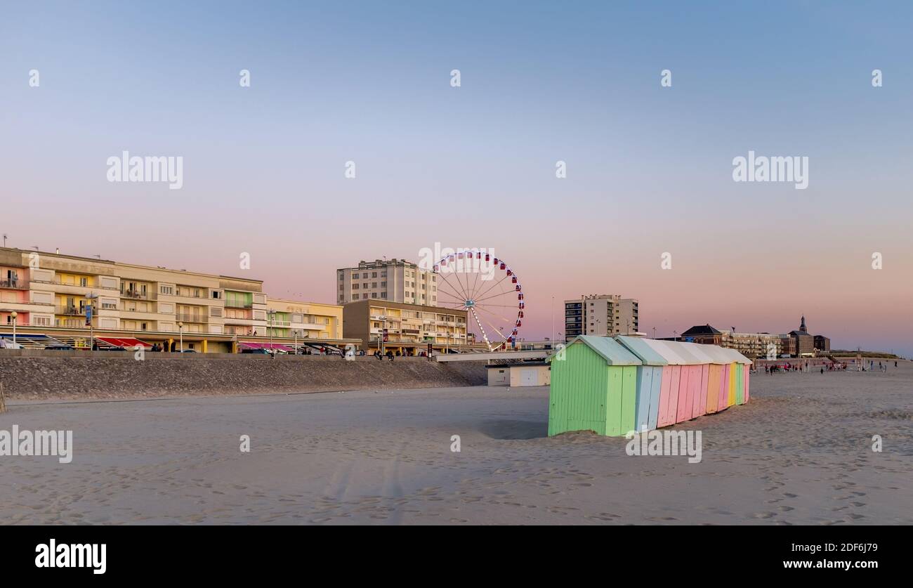 Cabine color pastello e ruota gigante lungo la Costa d'Opale nel Nord della Francia. Foto Stock
