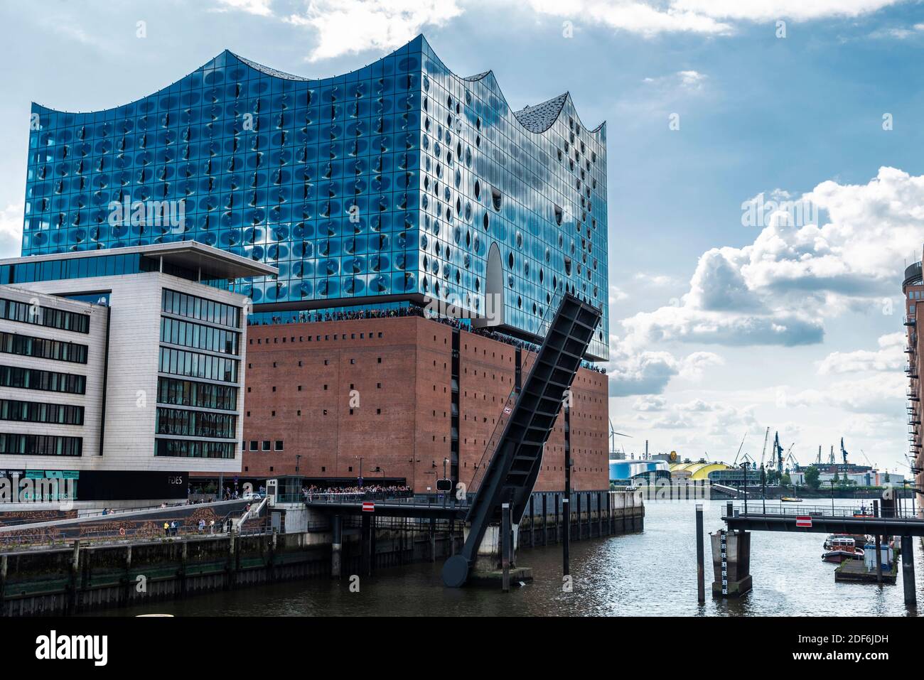 Amburgo, Germania - 21 agosto 2019: Facciata dell'Elbphilharmonie, la sala della Filarmonica dell'Elba, e apre il ponte Mahatma Gandhi con la gente intorno ad Hafe Foto Stock