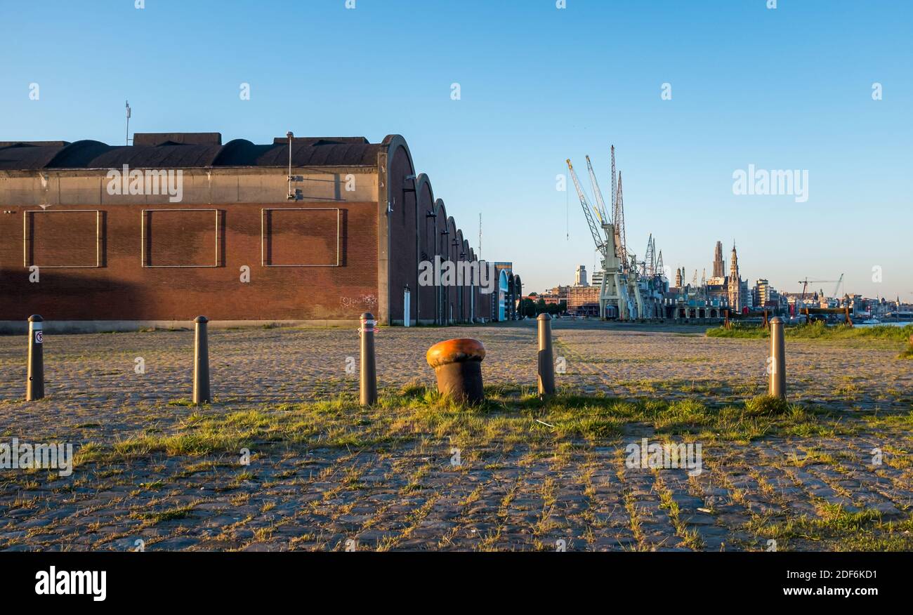 Vecchio bullard in metallo nel nord di Anversa - skyline della città sullo sfondo. Foto Stock