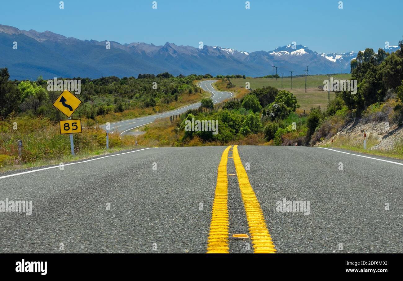 La Milford Road (autostrada statale 94) attraversa le Alpi meridionali sull'Isola del Sud della Nuova Zelanda Foto Stock