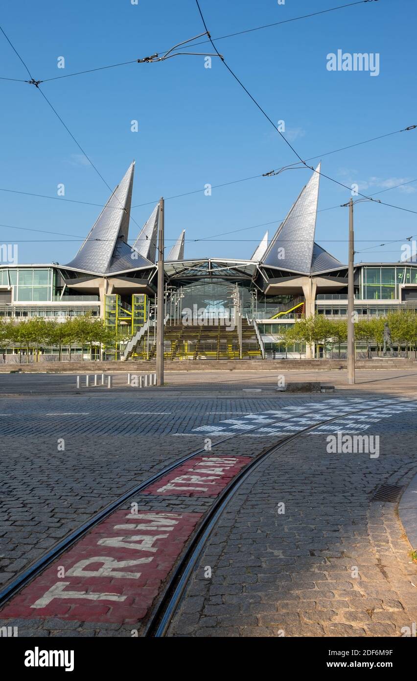 Il moderno tribunale alla luce del mattino, incorniciato dalle linee aeree del tram locale Foto Stock
