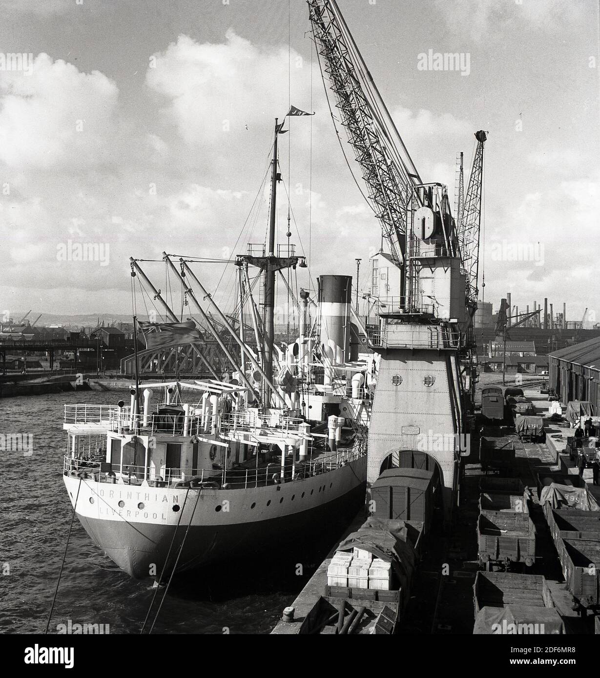 Anni '50, storica, la nave da carico 'Corinthian', Liverpool, ormeggiata in banchina presso i moli di Belfast, Irlanda del Nord. Il vaporizzatore a vite in acciaio è stato costruito su Teeside nel 1938 da William Grey & Co di West Hartlepool per le linee di Ellerman di Liverpool. Tra il 1940 e il 1945, durante la seconda guerra mondiale, lavorò come nave da addestramento come richiesto dall'Ammiragliato britannico e nel 1963 fu demolita a Dalmuir, Clyebank, Scozia. Foto Stock