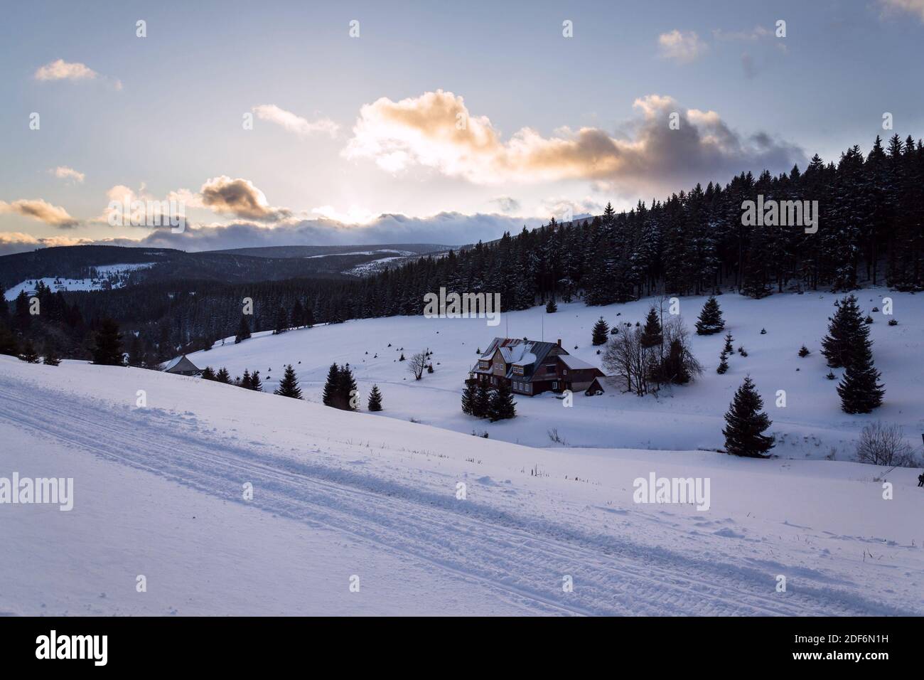 Snezka, la montagna più alta della Repubblica Ceca, le montagne di Krkonose, nevoso giorno d'inverno, l'osservatorio di meteo polacco e ufficio postale ceco Postovna Foto Stock