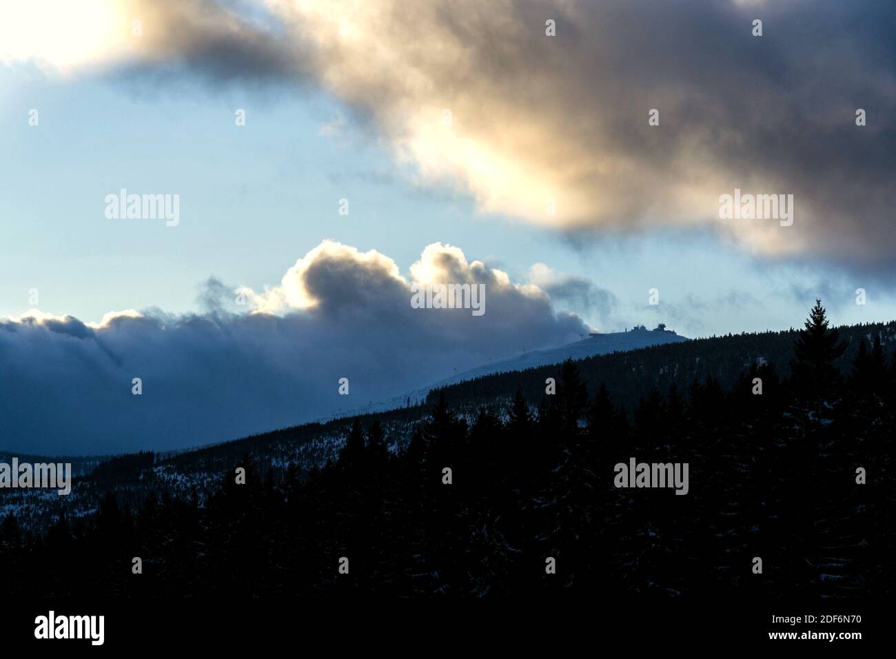 Snezka, la montagna più alta della Repubblica Ceca, le montagne di Krkonose, nevoso giorno d'inverno, l'osservatorio di meteo polacco e ufficio postale ceco Postovna Foto Stock