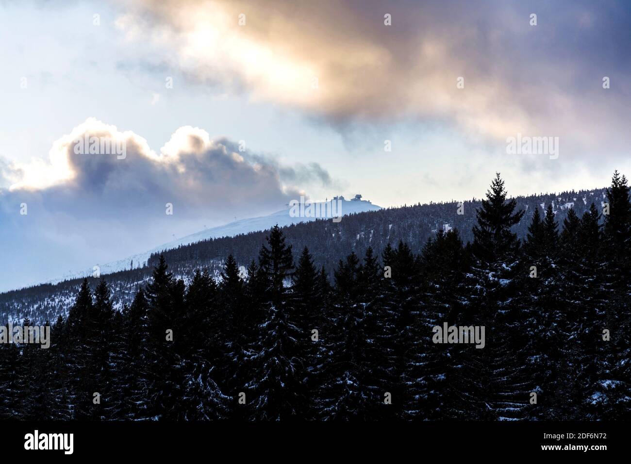 Snezka, la montagna più alta della Repubblica Ceca, le montagne di Krkonose, nevoso giorno d'inverno, l'osservatorio di meteo polacco e ufficio postale ceco Postovna Foto Stock