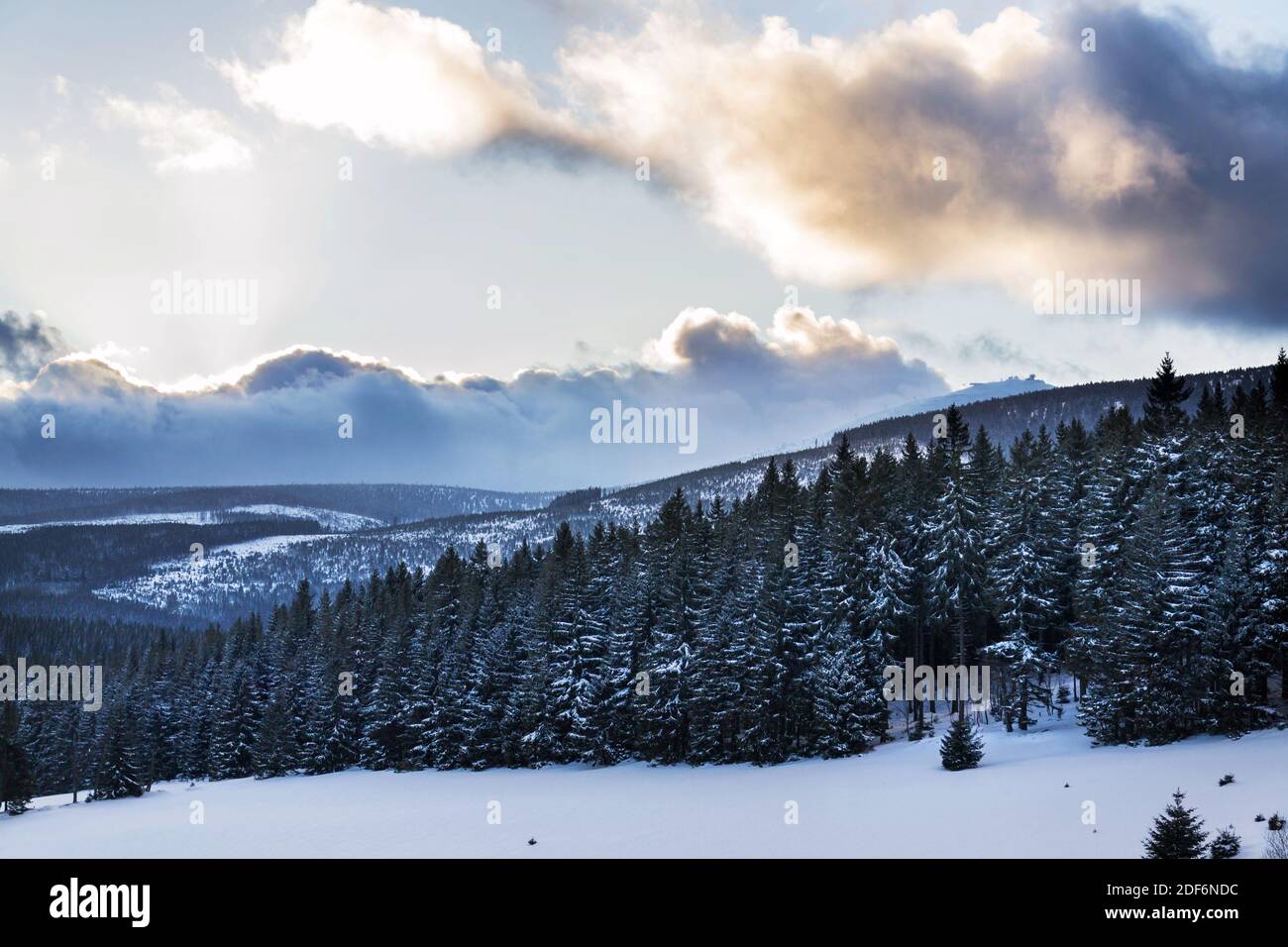 Snezka, la montagna più alta della Repubblica Ceca, le montagne di Krkonose, nevoso giorno d'inverno, l'osservatorio di meteo polacco e ufficio postale ceco Postovna Foto Stock